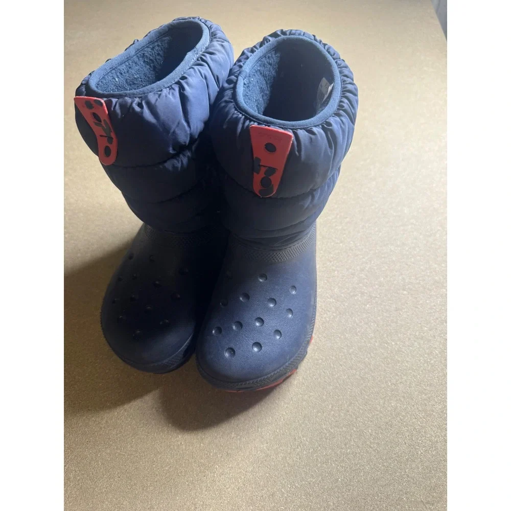Crocs Kids Classic Neo Puff Winter Boots Navy Blue‎ Red Camo 207275 J2